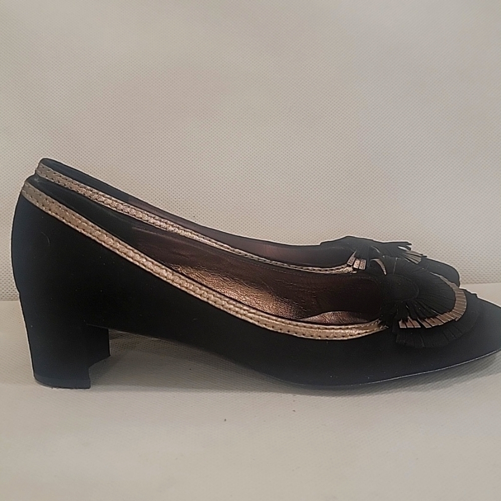 SALVATORE FERRAGAMO BLACK SUEDE LEATHER PUMPS (sz 6) - Picture 4 of 7